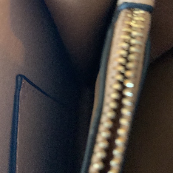 Hard shell style crossbody bag. - Picture 4 of 6